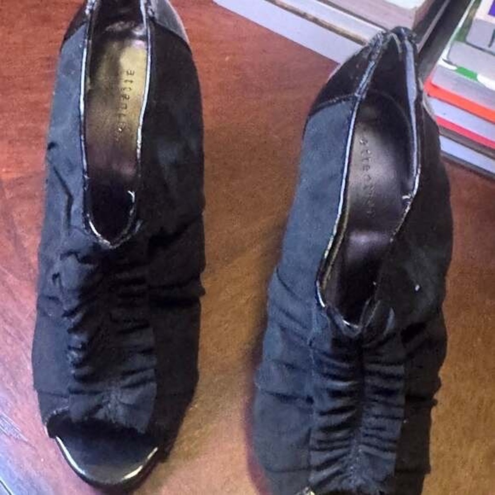 Attention Elegant Black Open-Toe Heels
